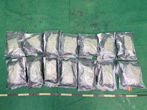 香港海關今日（二月五日）在香港國際機場偵破一宗行李藏毒的販毒案件，共檢獲約四點五公斤的懷疑大麻花，估計市值約九十萬元。圖示為案中檢獲的懷疑大麻花。